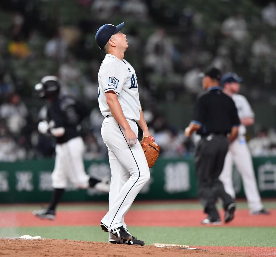 　８回、中村奨（左）の一発を浴びた宮川