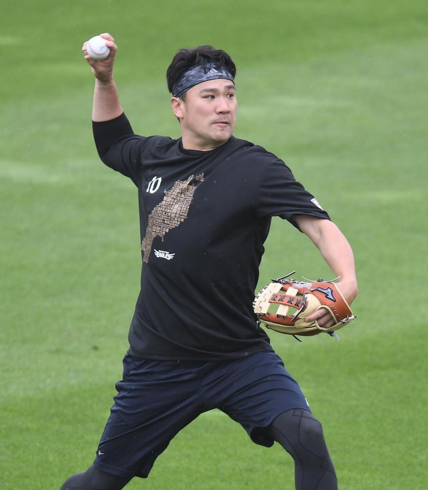 雨天中止で調整する田中将＝楽天生命パーク宮城（撮影・金田祐二）