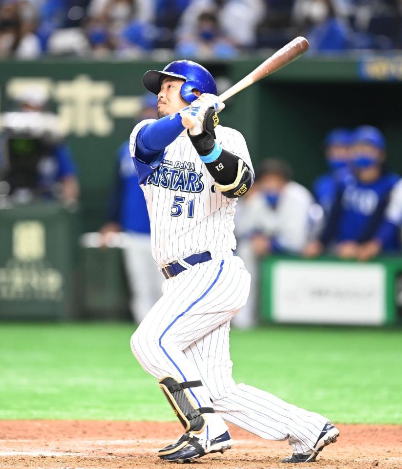 ９回２死、満塁弾を放つＤｅＮＡ・宮崎敏郎＝東京ドーム（撮影・高石航平）