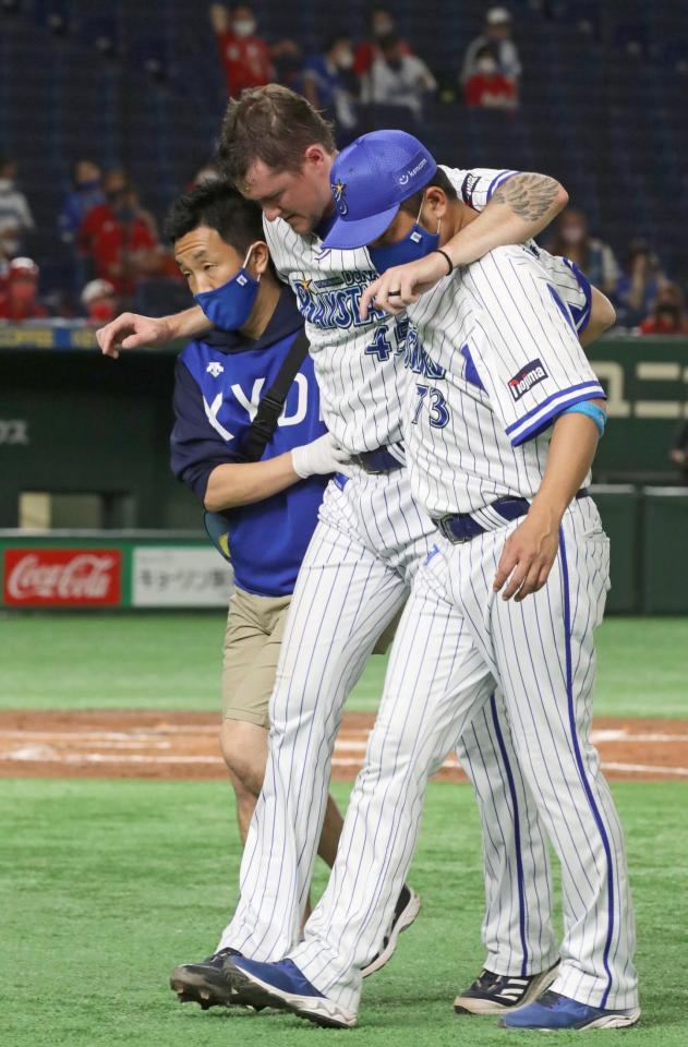 ３回表、スタッフらに支えられンチに戻るＤｅＮＡのピープルズ（中央）＝東京ドーム