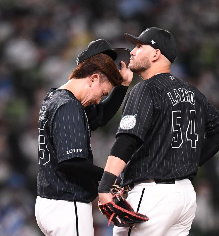 　１回、レアード（右）の失策絡みなどで６点を奪われ苦しい表情の中村稔