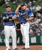 ８回、押し出し四球を与え悔しそうな表情の平良（右）（撮影・三好信也）