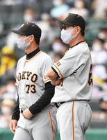 ７回途中、厳しい表情でグラウンドを見る原監督（右）（撮影・北村雅宏）