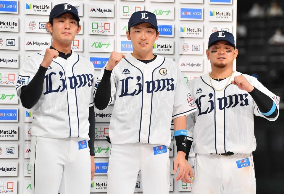 　ガッツポーズを決める（左から）今井、源田、森