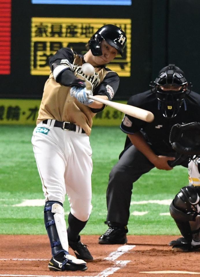 １回、浅間が右越え先頭打者弾を放つ