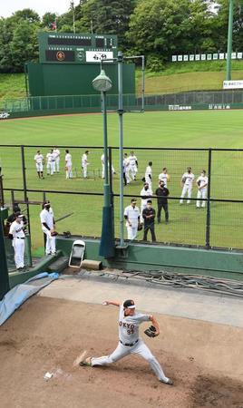 　チームに合流し、ブルペンで投球する巨人・山口俊