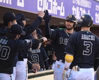 　３回、右越えソロを放ち、ナインに迎えられるロメロ（撮影・金田祐二）