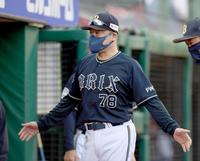 　ナインを鼓舞する中嶋監督（撮影・金田祐二）