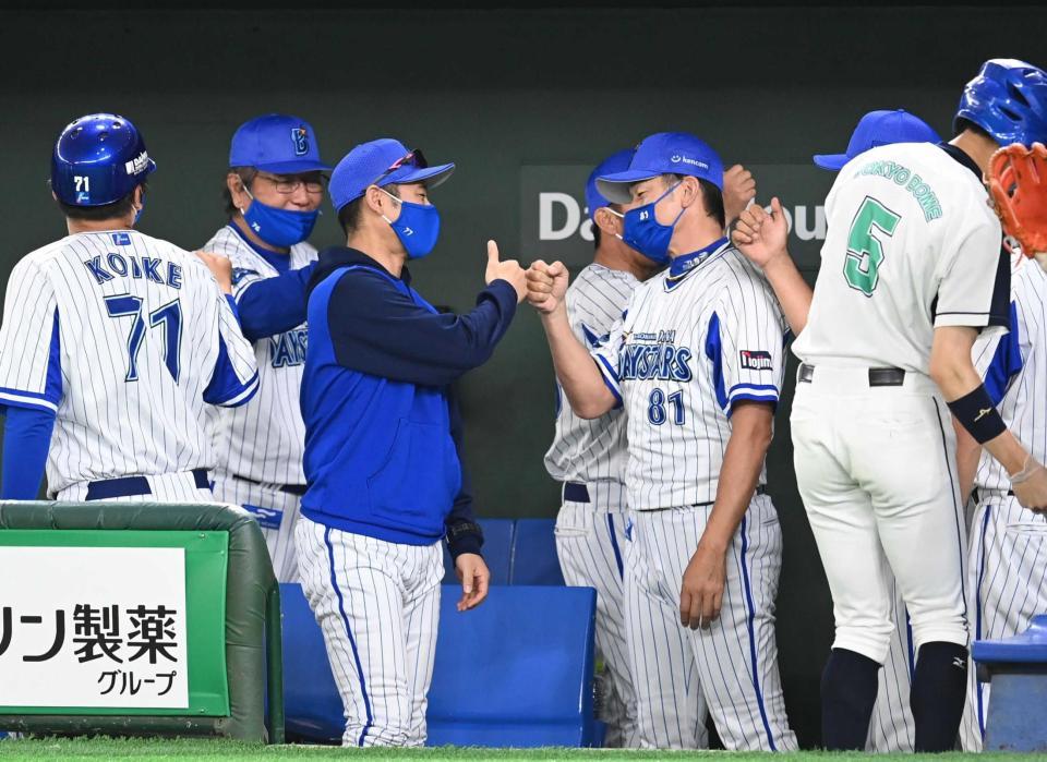 　９回に三嶋が４失点するも辛勝し、タッチをかわす三浦監督（右から二人目）らＤｅＮＡ首脳陣