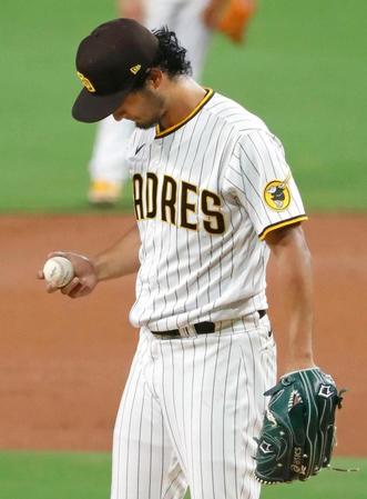 　ドジャース戦の３回、ボールを見つめるパドレスのダルビッシュ＝サンディエゴ（共同）