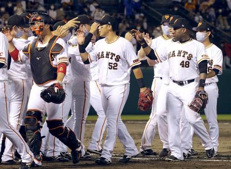 ＤｅＮＡに勝利し、タッチして喜ぶ北村（５２）ら巨人ナイン＝石川県立野球場