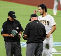 　ドジャース戦の４回を投げ終え、審判員による粘着物質のチェックを受けるパドレスのダルビッシュ＝サンディエゴ（共同）