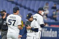 １回、王に押し出し四球を与えたところで山田（左）と交代する山岡＝京セラドーム大阪（撮影・和田康志）