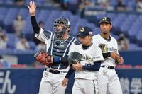 １回、王に押し出し四球を与え、降板する山岡（撮影・和田康志）