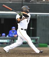 　３回、丸は左越えに逆転３ランを放つ（撮影・佐藤厚）