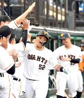 　４回、北村は左越えに３ランを放つ（撮影・佐藤厚）