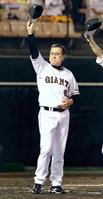 ＤｅＮＡに勝利し、ファンに手を振る原監督＝石川県立野球場