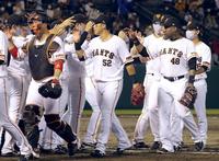 ＤｅＮＡに勝利し、タッチして喜ぶ北村（５２）ら巨人ナイン＝石川県立野球場