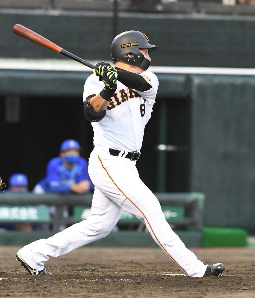 　３回、丸は左越えに逆転３ランを放つ（撮影・佐藤厚）