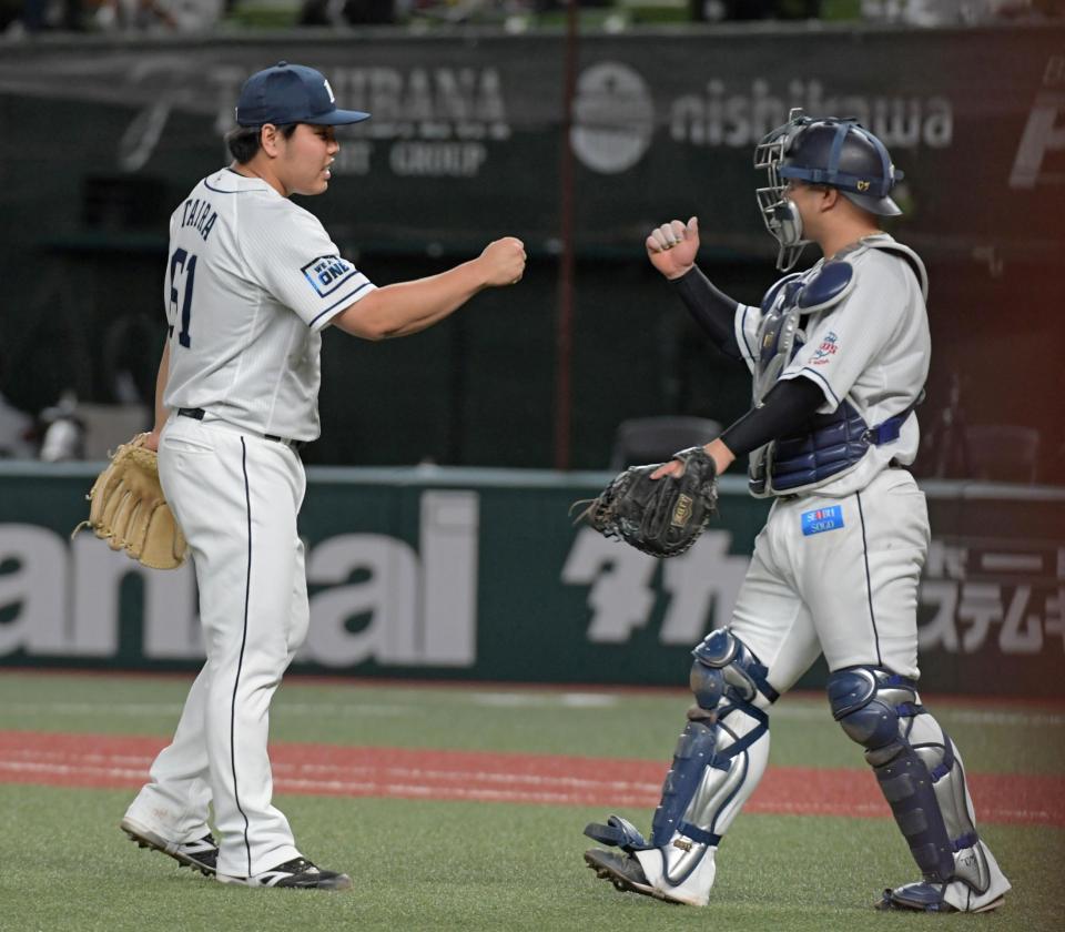 ９回に登板し無失点で締め森友哉とグータッチで締める西武・平良海馬（左）は３５試合連続無失点のパ・リーグ新記録を打ち立てる＝メットライフドーム（撮影・三好信也）