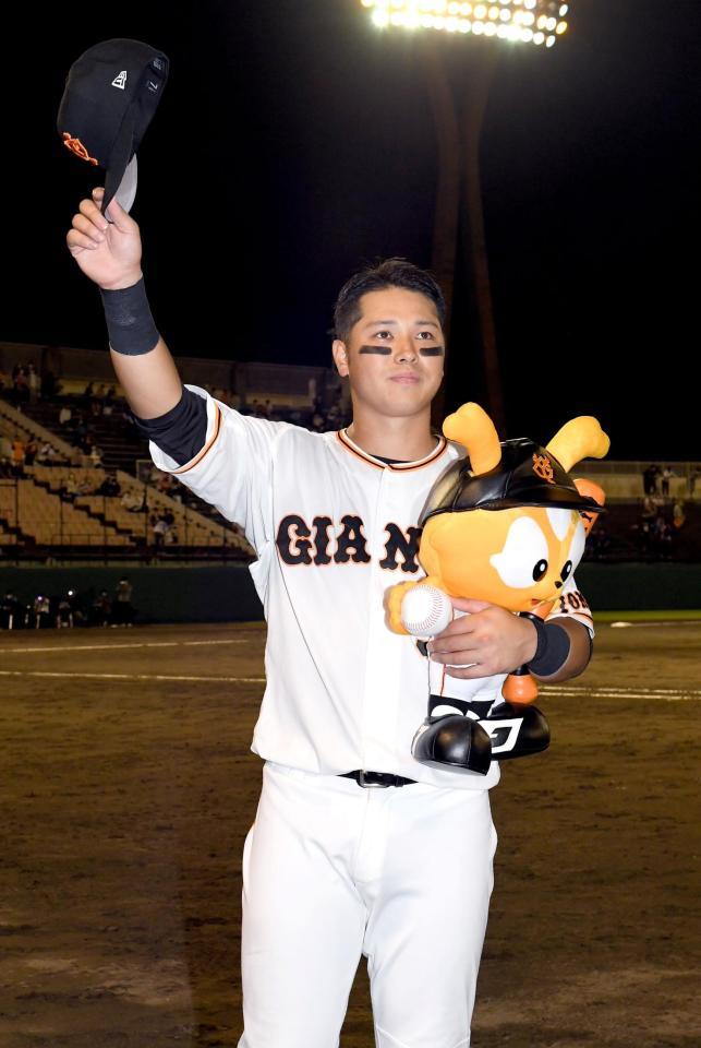 　故郷・金沢のファンからの歓声に帽子を取って応える北村（撮影・佐藤厚）