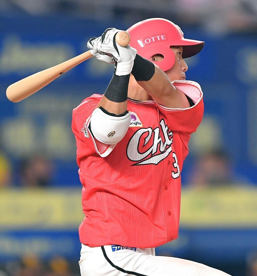 　５回、適時打を放つ高部（撮影・伊藤笙子）