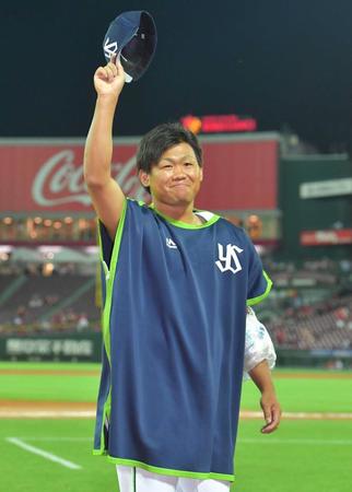 　ファンに笑顔で応える田口（撮影・立川洋一郎）