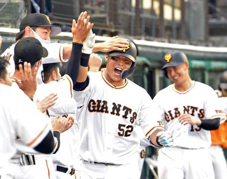 　４回、左越えに、がい旋３ランを放ち、笑顔を見せる北村（撮影・佐藤厚）