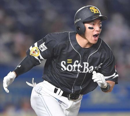 　７回、ライトポール直撃の２ランを放ち、雄たけびを上げる柳田（撮影・伊藤笙子）