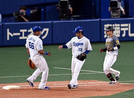 ８回、中日・ビシエドは阪神・中野拓夢の打球を素手で捕球しアウトにする＝バンテリンドーム（撮影・山口登）