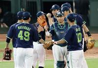 広島に勝利し、喜ぶヤクルトナイン＝マツダ