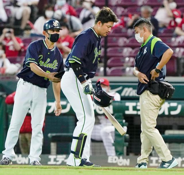 自打球で負傷交代のヤクルト 村上 骨に異常なし と球団 監督は 明日確認 野球 デイリースポーツ Online