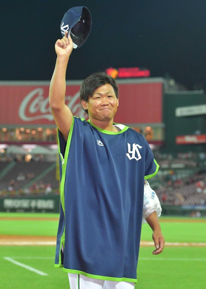 　ファンに笑顔で応える田口（撮影・立川洋一郎）