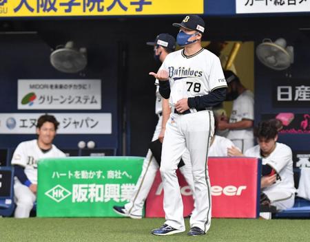 ８回裏終了時、選手交代を告げるオリックス・中嶋聡監督（撮影・佐々木彰尚）