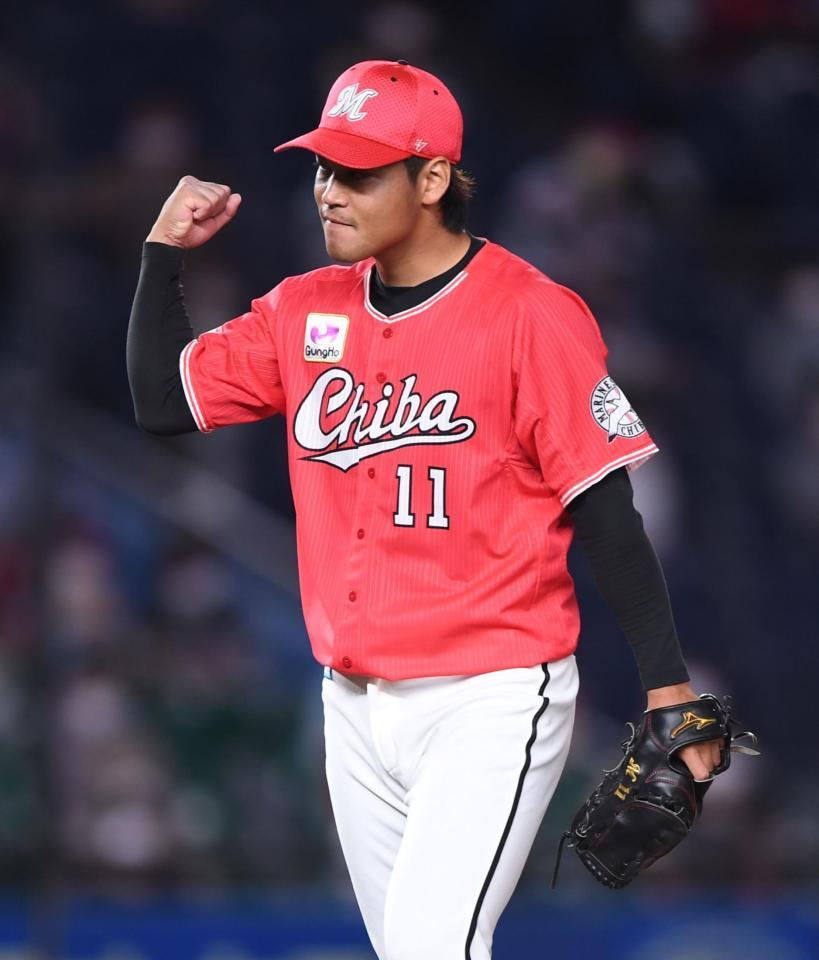 　８回、栗原を二ゴロに打ち取りガッツポーズを決める３番手の佐々木千