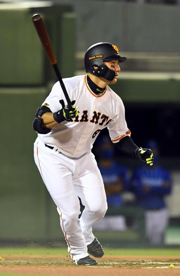 　６回、丸は右越えに２打席連続で本塁打を放つ