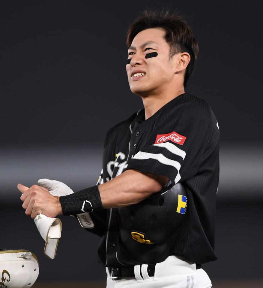 　８回、投ゴロに打ち取られ悔しがる柳田