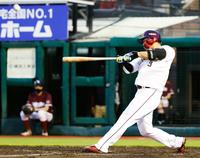 ３回、浅村が左越えに先制２ランを放つ