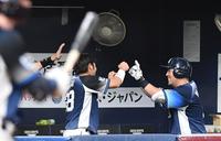 　９回、代走を送られベンチへ戻った西武・山川は大喜び（撮影・佐々木彰尚）