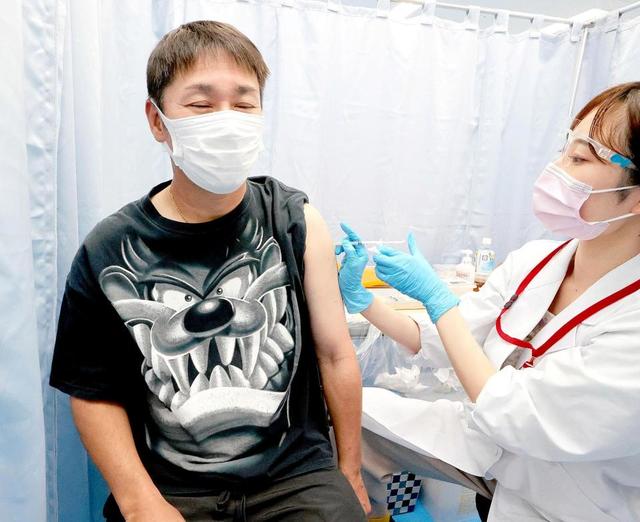 【写真】ワクチン接種の巨人・元木コーチ　Ｔシャツの柄がインパクトありすぎ