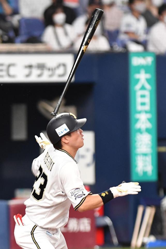 ２回、伏見は左越えに本塁打を放つ（撮影・佐々木彰尚）