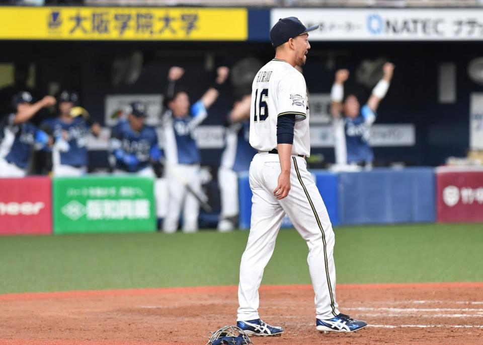 　９回、山川に左翼線適時二塁打を浴びたオリックス・平野佳（撮影・佐々木彰尚）