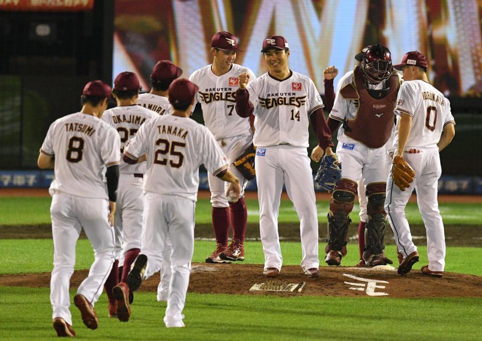 　完投で６勝目を挙げ、笑顔の則本昂（１４）。田中（２５）がウイニングボールを手に駆け寄る
