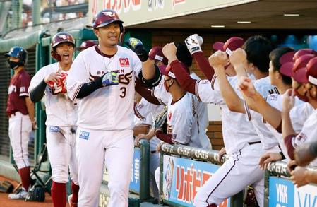 　３回、先制２ランを放ち、ナインに迎えられる浅村（手前）（共同）