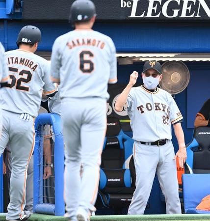 　３回、３ランを放った巨人・北村をガッツポーズで迎える原監督（撮影・高石航平）