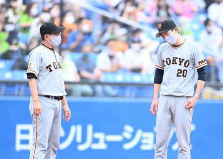 　試合に勝利するも、厳しい表情を見せる巨人・戸郷翔征（右）とそれを見つめる原監督（撮影・高石航平）