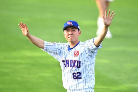 　プロ初勝利を挙げファンの応援に手を振る楽天・西口