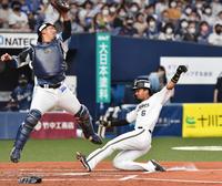 １回、Ｔ-岡田の右前打で二走・宗が生還（捕手は西武・柘植）＝京セラドーム（撮影・佐々木彰尚）