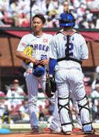 　１回、真砂の頭部に死球を与え危険球退場となった高田孝（左）