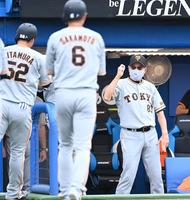 　３回、３ランを放った巨人・北村をガッツポーズで迎える原監督（撮影・高石航平）